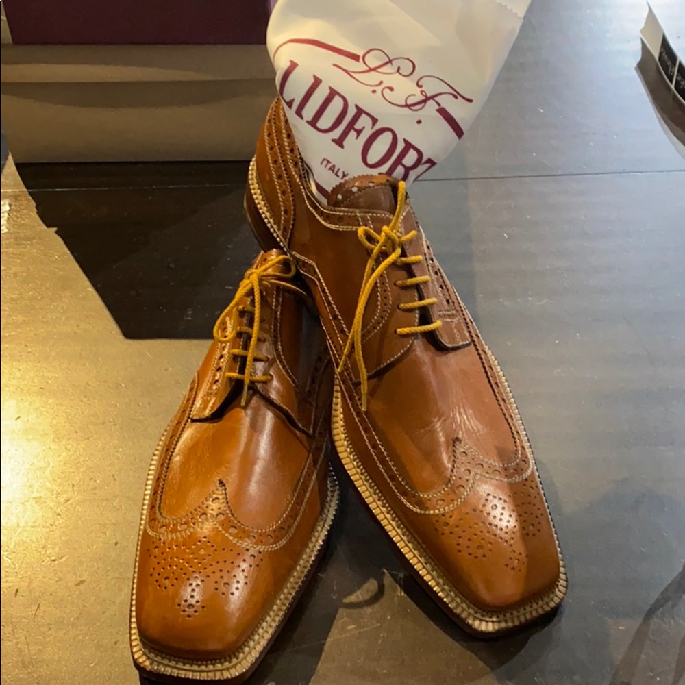 Men’s tan lace up dress shoe. Size 16